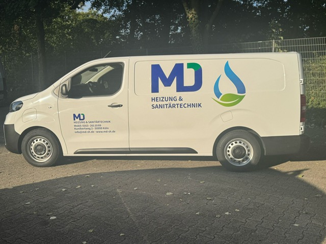 Toyota ProAce Elektro-Servicewagen von MD Heizung & Sanitärtechnik mit MD-Branding und vollem Logo auf der Seite